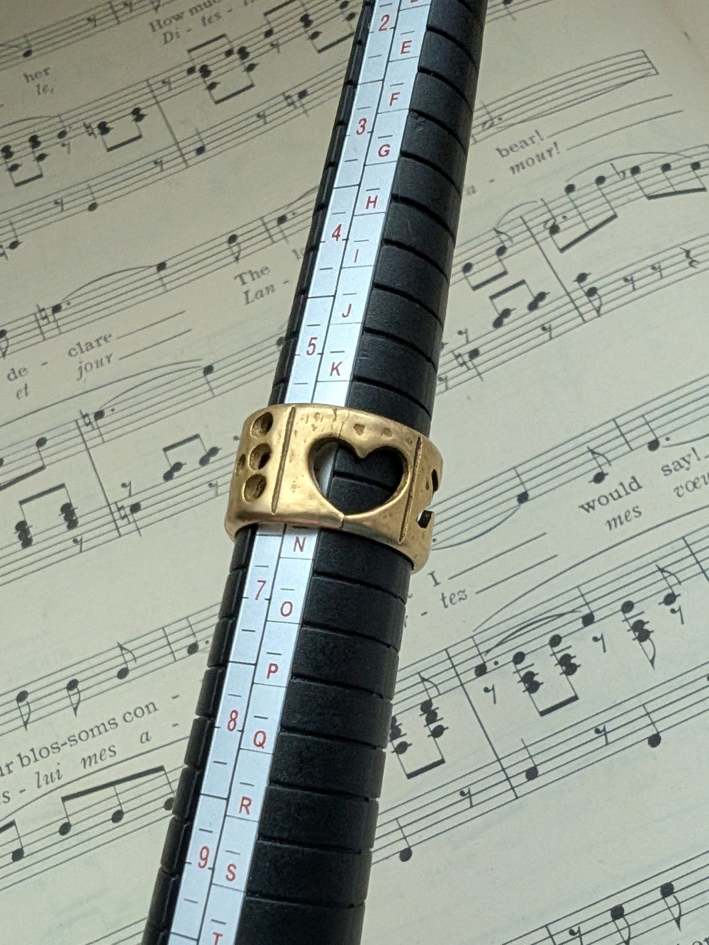 Gold Moon Cutout Band Ring - Goldtone Women's Jewelry Size 6 - Picture 7 of 15